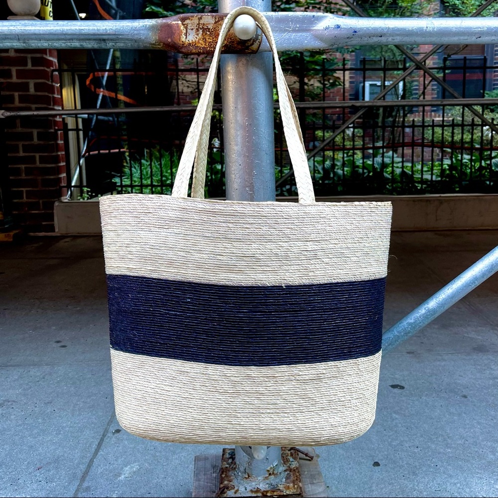 NWOT HANDMADE & SUSTAINABLE OVERSIZED PALM TOTE BAG IN NATURAL AND BLACK, MEXICO